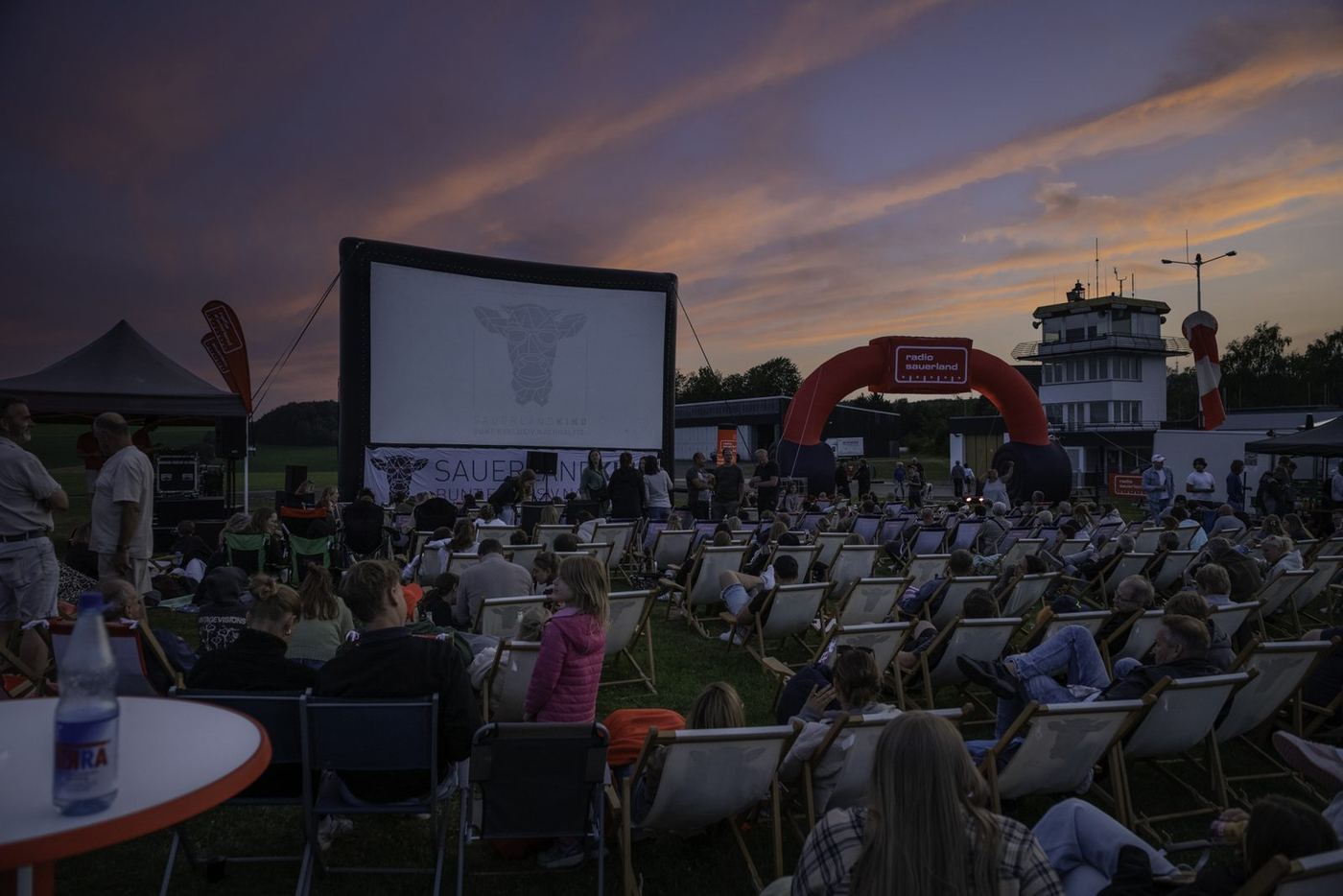 Open-Air-Kino am Flugplatz Meschede-Schüren: Radio Sauerland schafft ein Sommer-Highlight mit regionaler Strahlkraft – Beitragsbild, Westfunk