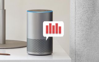 Amazon Alexa steht auf einem Tisch. Davor schwebt eine Sprechblase mit Equalizer-Balken, die Musikausgabe symbolisieren.