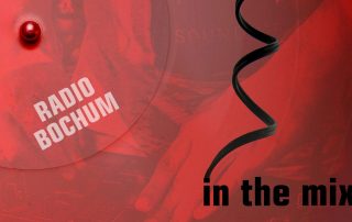 Das Design von Radio Bochum in the mix enthält eine Schallplatte und ein Kopfhörer-Kabel.