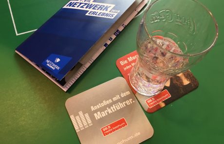 Bierdeckel mit der Aufschrift "Anstoßen mit dem Marktführer".
