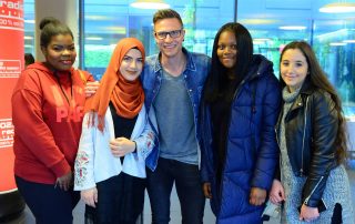 Ein Gruppenfoto mit einem Finalisten und seinen Schülern bei der Aktion "Coolster Lehrer" mit Radio Essen.