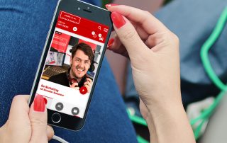 Eine Frau hält ein Smartphone mit geöffneter Website von Radio K.W. in der Hand.