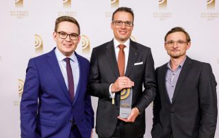 Gewinner in der Kategorie "Beste Sendung": Ralf Laskowski und Lennart Hemme von Radio Emscher Lippe mit Laudator Florian Lukas (r.). Bild: Deutscher Radiopreis/Morris Mac Matzen