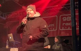 Radio Bochum-Moderator Ansgar Borgmann begrüßt die Hörerinnen und Hörer an der Nordsee. Foto: Radio Bochum