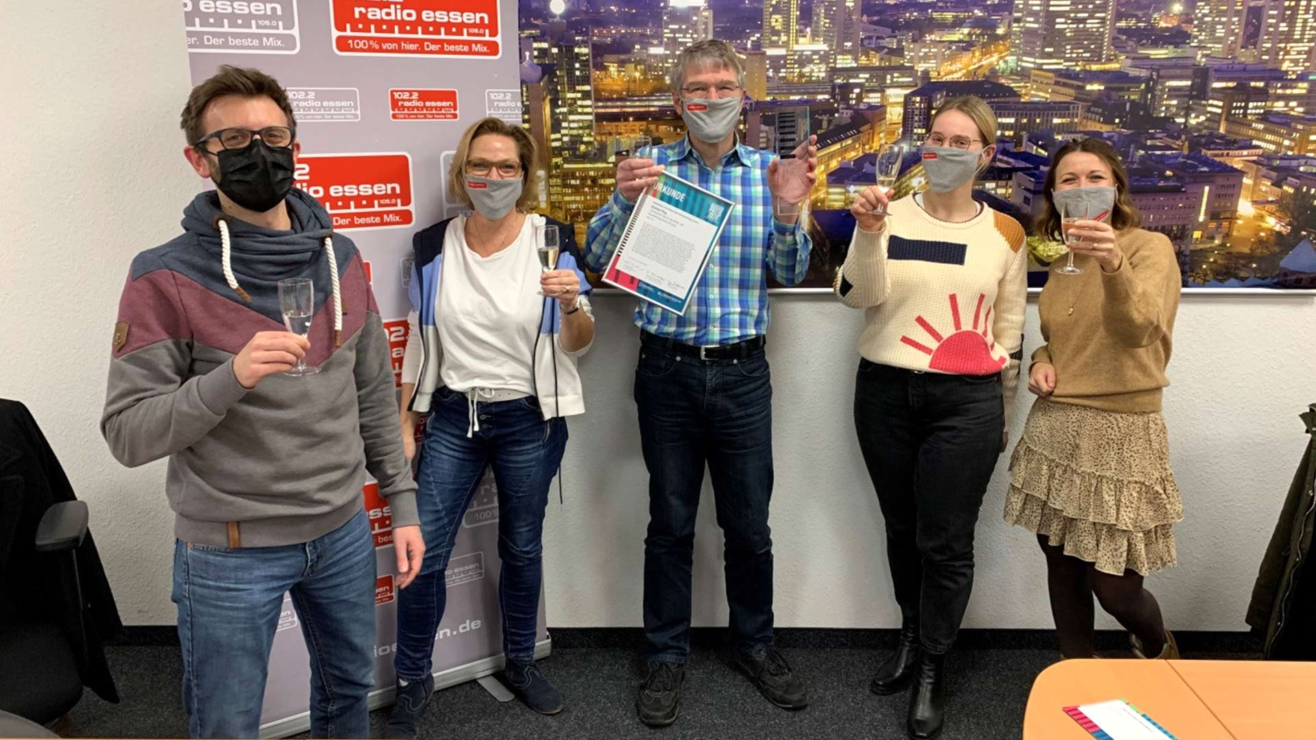 Chefredakteur Christian Pflug (Mitte) freut sich mit seinem Team von Radio Essen über den Audiopreis 2020 der LfM. Foto: Radio Essen